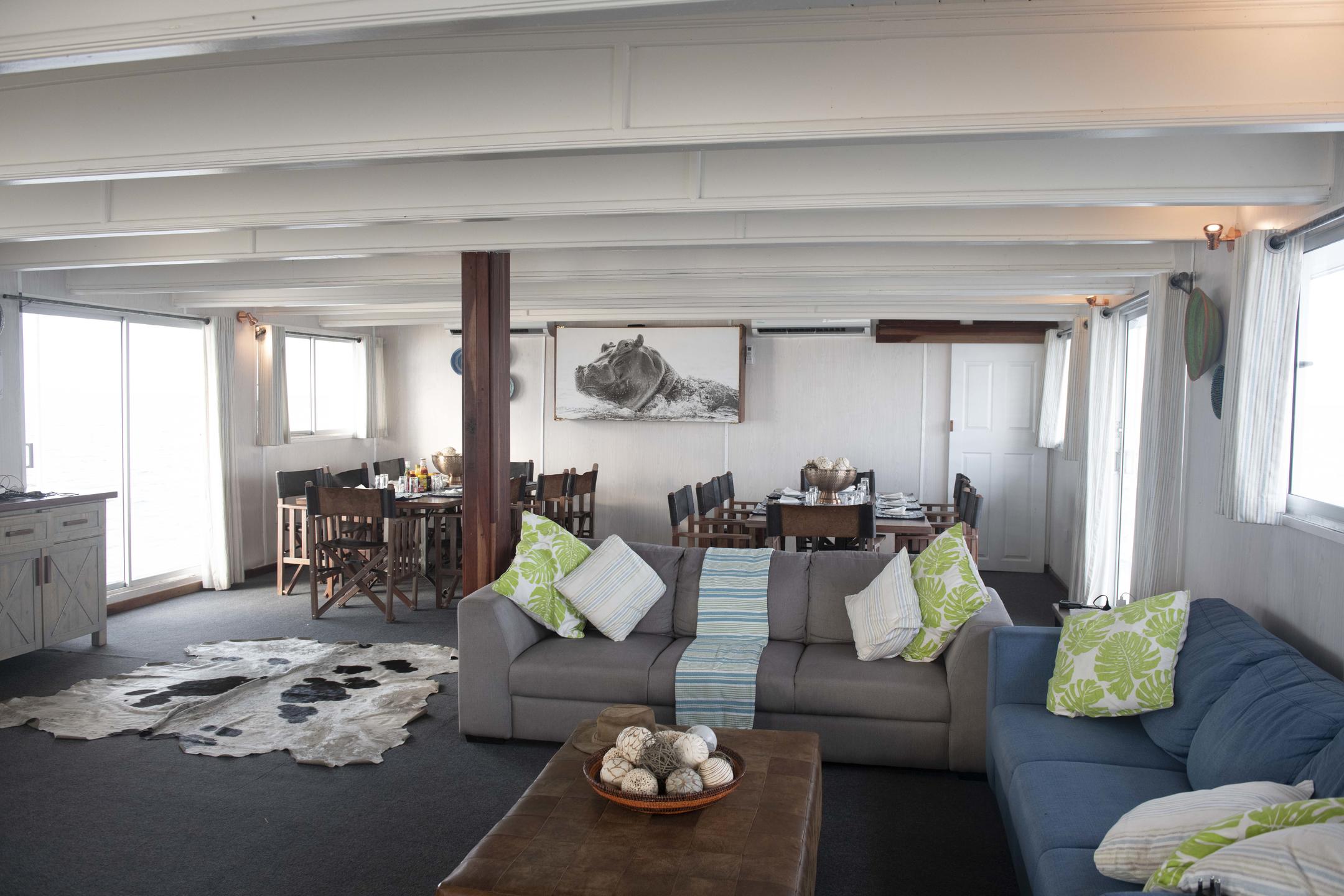 Sovereign Houseboat thumbnail 3